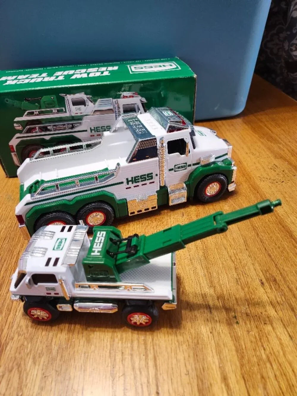 Hess Tow Truck Rescue Team set Sirens 2019 w/Box - Missing smaller truck tow arm